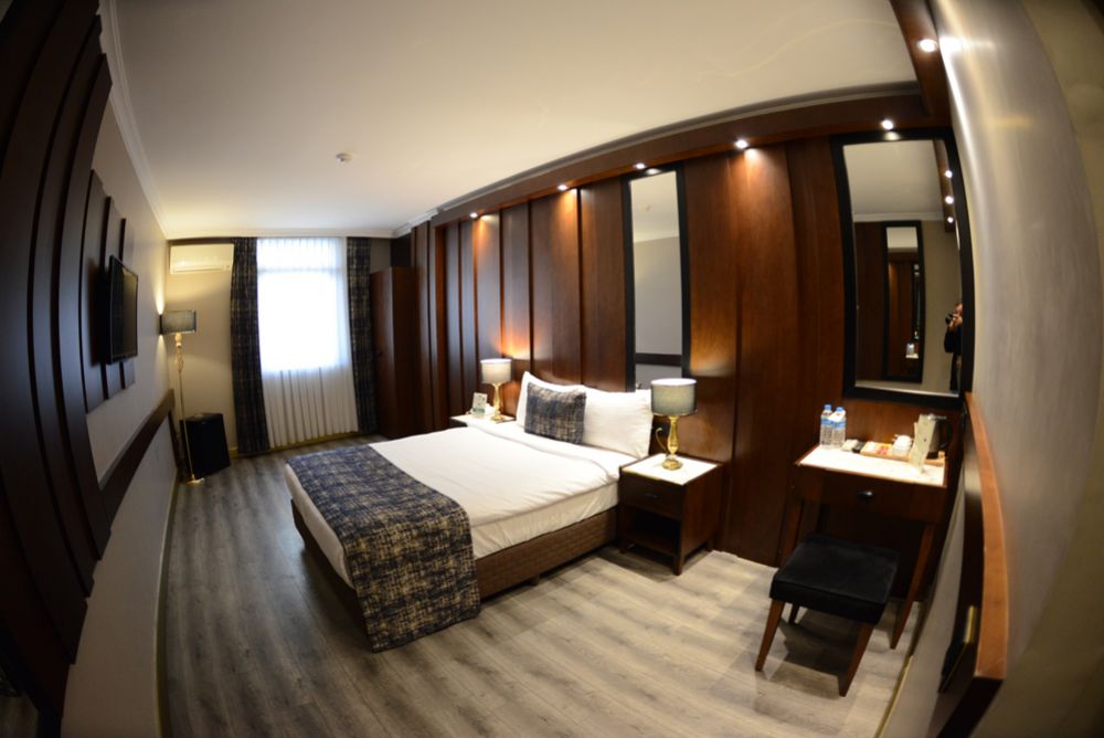 غرفة بسرير مزدوج كبير